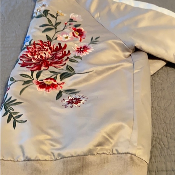 Like new Forever 21 bomber jacket size M - Picture 4 of 7